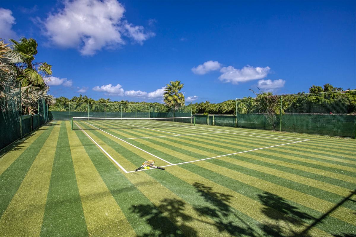 39-LesPalmiersBleus_TennisCourt_Location villa avec piscine terres basses saint martin